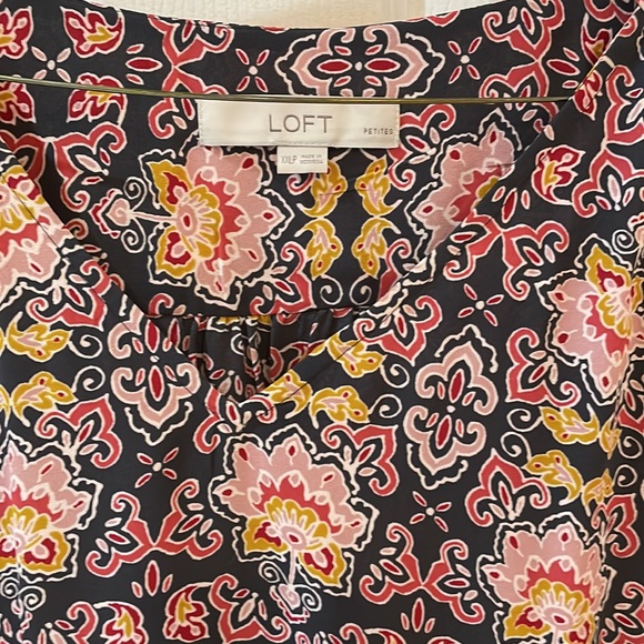 NWOT LOFT XLP Dark grey floral flutter sleeve blouse - Picture 2 of 6